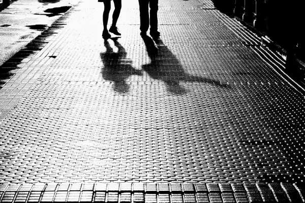 Sombra de pessoas na rua